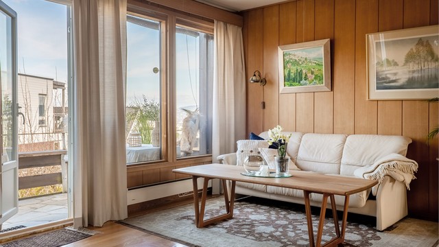 Utgang til solrik sidebalkong.