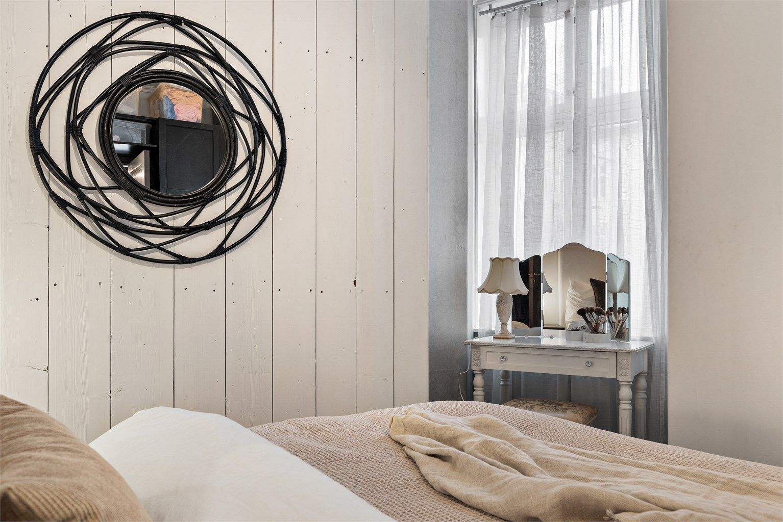 Soverommet har plass til seng med nattbord på hver side, samt garderobeskap.