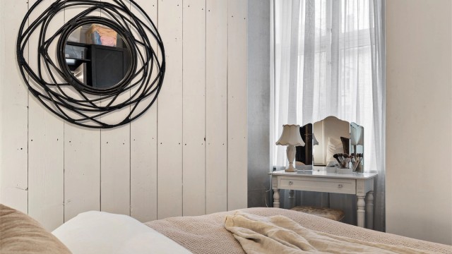 Soverommet har plass til seng med nattbord på hver side, samt garderobeskap.