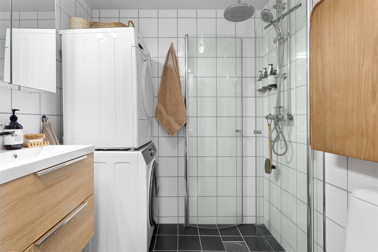 Badet fremstår moderne og funksjonelt med flislagte vegger og gulv. Elektrisk gulvvarme sørger for god komfort på kjølige morgener.