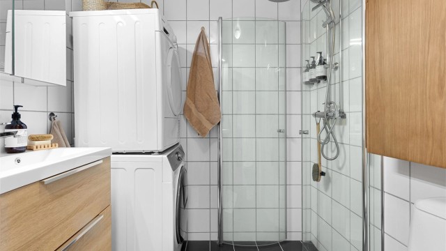 Badet fremstår moderne og funksjonelt med flislagte vegger og gulv. Elektrisk gulvvarme sørger for god komfort på kjølige morgener.