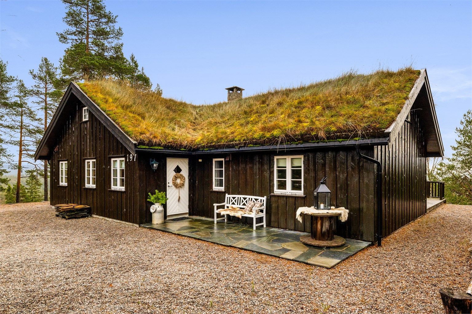 Skiferlagt inngangsparti.