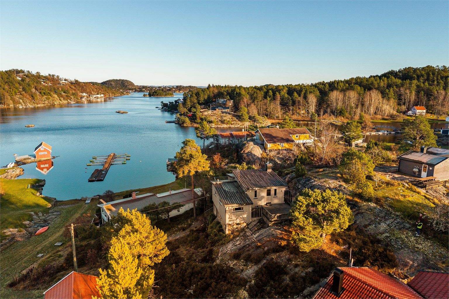 Hytta ligger i et etablert hytteområde med spredt bebyggelse i umiddelbar nærhet til sjøen.