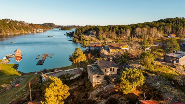 Hytta ligger i et etablert hytteområde med spredt bebyggelse i umiddelbar nærhet til sjøen.