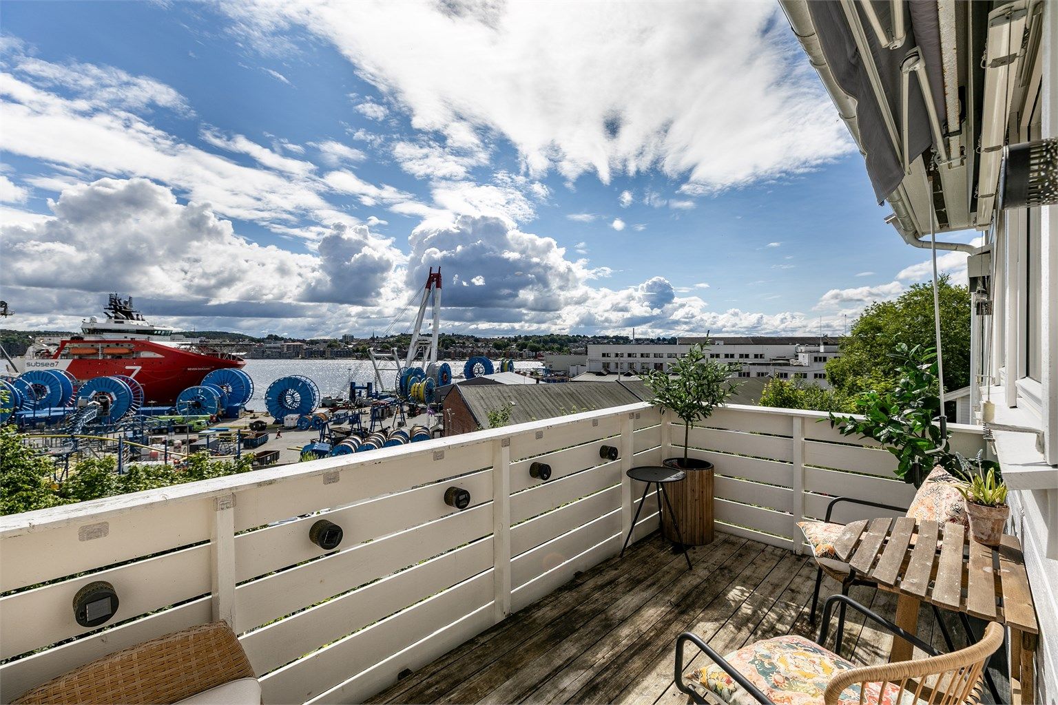 I sommermånedene er det sol på altanen første del av dagen, allerede fra tidlig morgen.