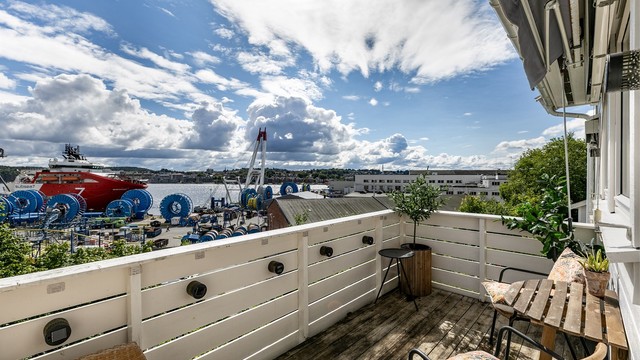 I sommermånedene er det sol på altanen første del av dagen, allerede fra tidlig morgen.