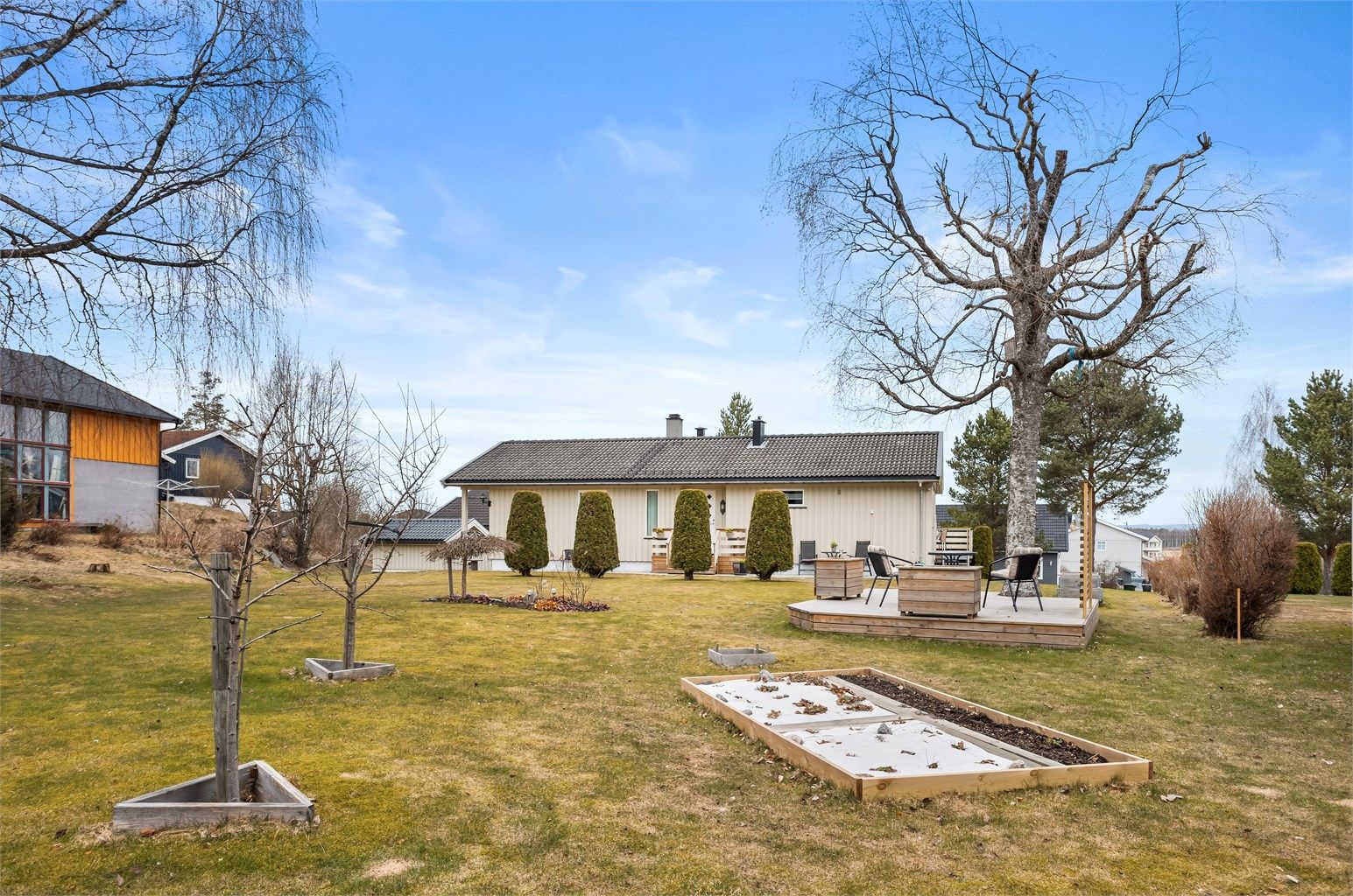 Tomten gir en fin oversikt over hagen og nærområdet.