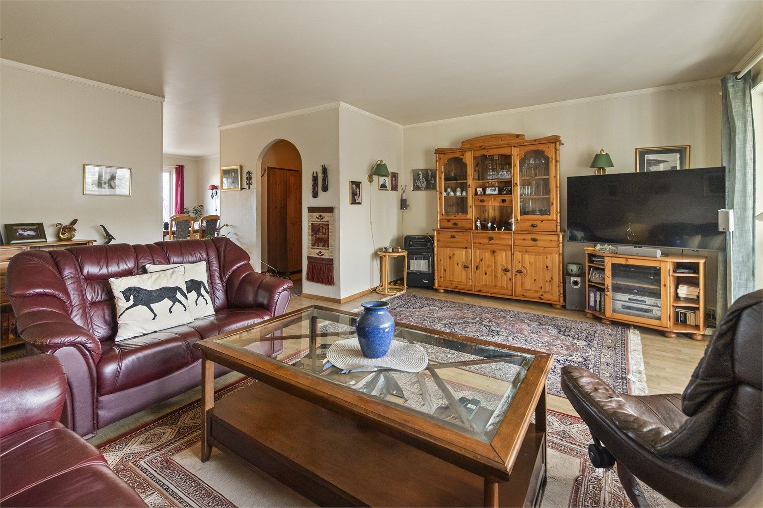 Romslig god stue med gode møbleringsmuligheter