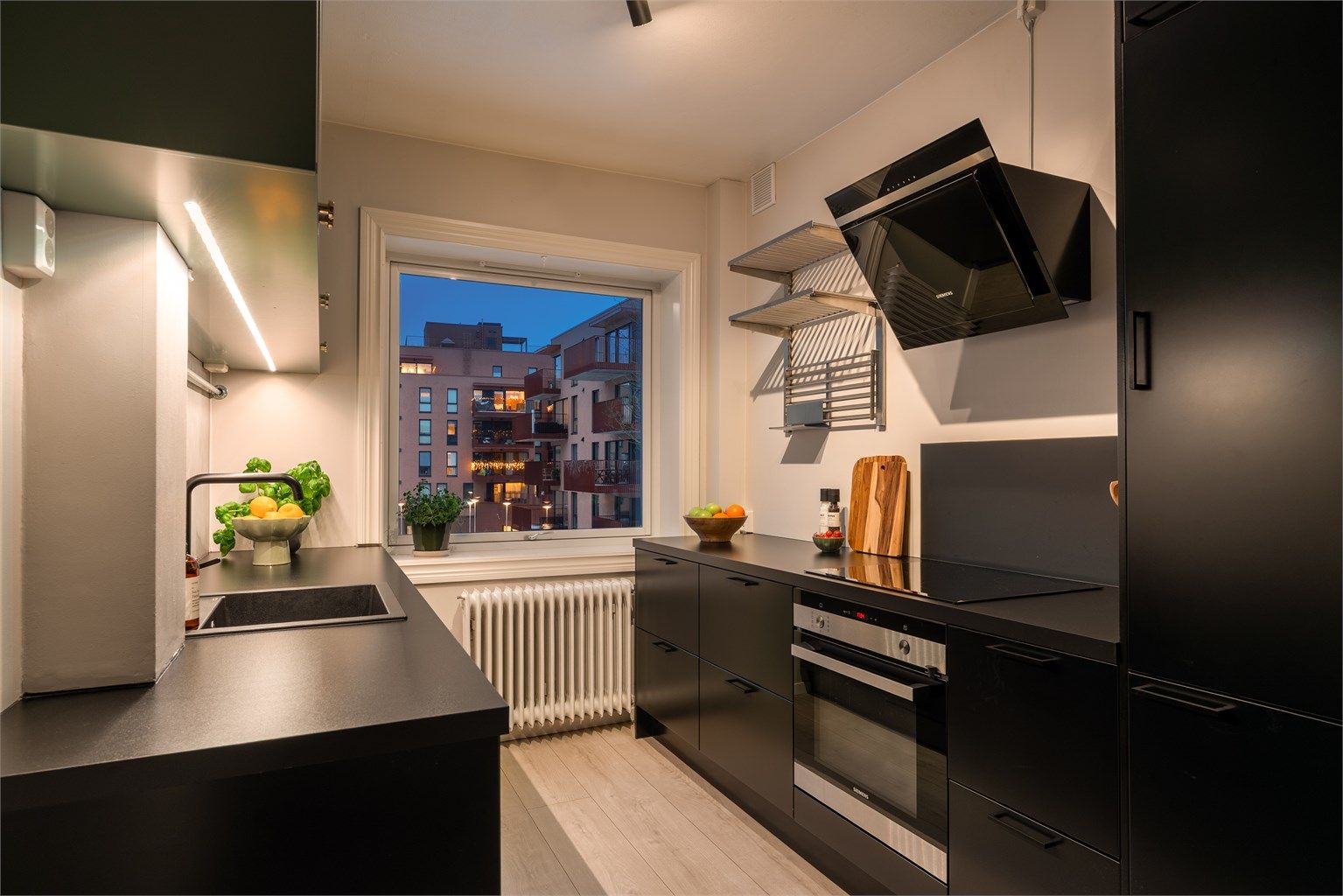 Over kokeplassen er det montert en effektiv kullfilterventilator.