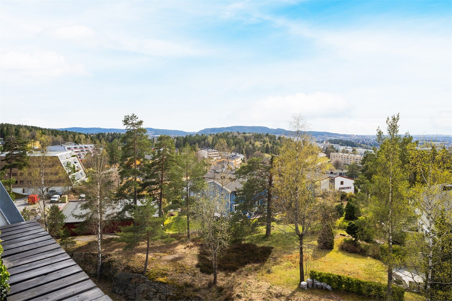 Fra leiligheten har du en høy og fri beliggenhet med utsikt over Groruddalen.