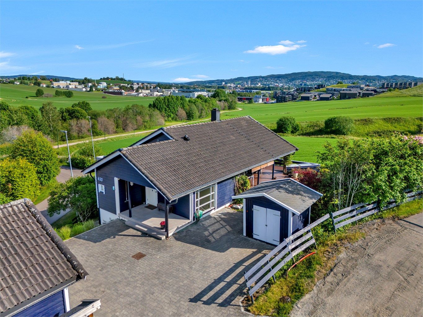 Boligen ligger høyt og fritt med flott utsikt mot Lillestrøm og frodige jorder