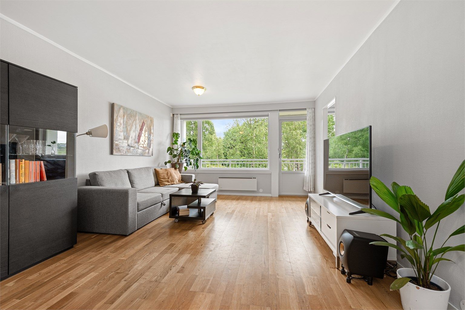 Stue med lyse overflater og godt med naturlig lysinnslipp