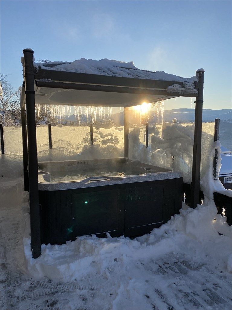 Bilde av jacuzzi med elektrisk tak over tatt vinterstid av selger
