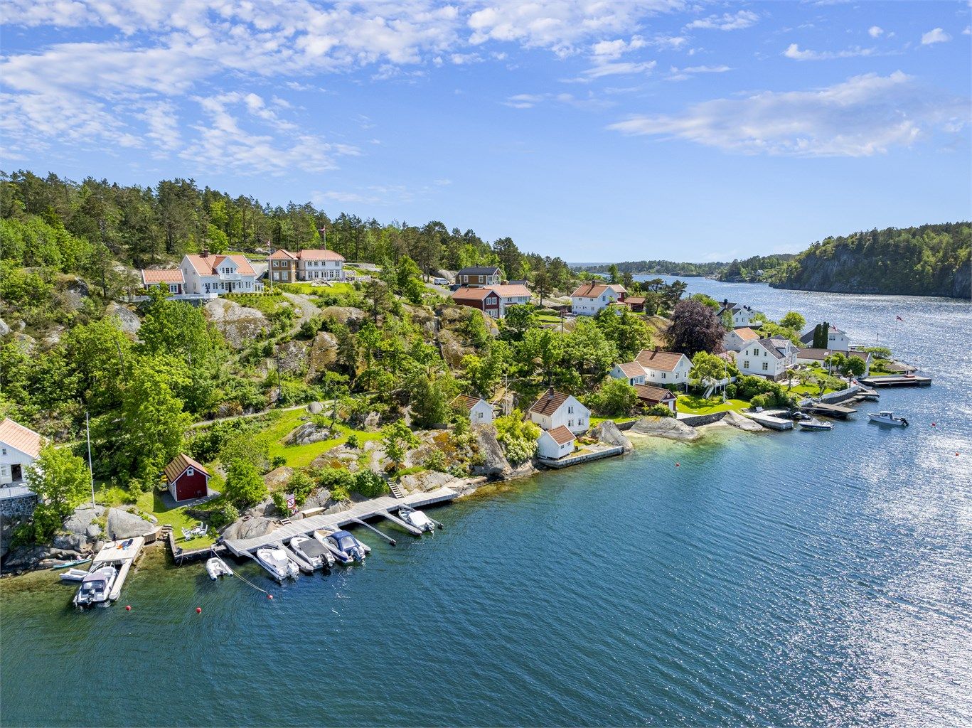 Kystbebyggelsen glir naturlig inn i landskapet og er regulert for området.