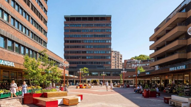 Tøyen torg er få minutter unna til fots. Her finner du diverse forretninger og T-banestasjon med alle linjer.