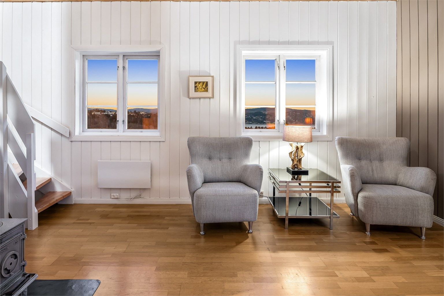 Stuen i andre etasje har også et ildsted, og fungerer som et fleksibelt rom for familien.