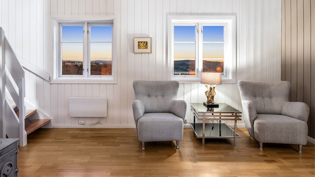 Stuen i andre etasje har også et ildsted, og fungerer som et fleksibelt rom for familien.