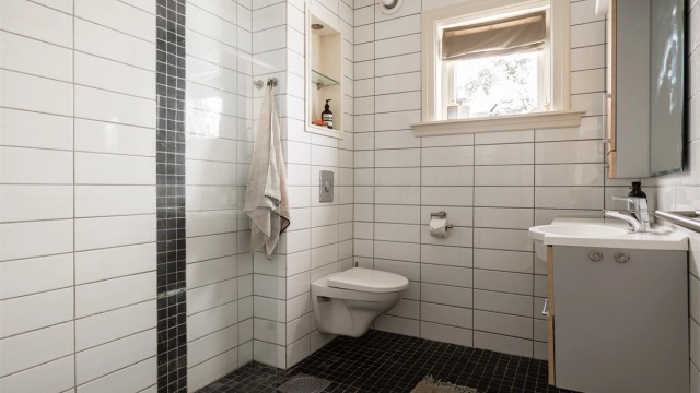 Fullverdig bad med inngang fra gangen i 1. etasje. Rommet ble pusset opp i 2005 og er utstyrt med vegghengt toalett, dusjhjørne med fast glassvegg og servant med underskap