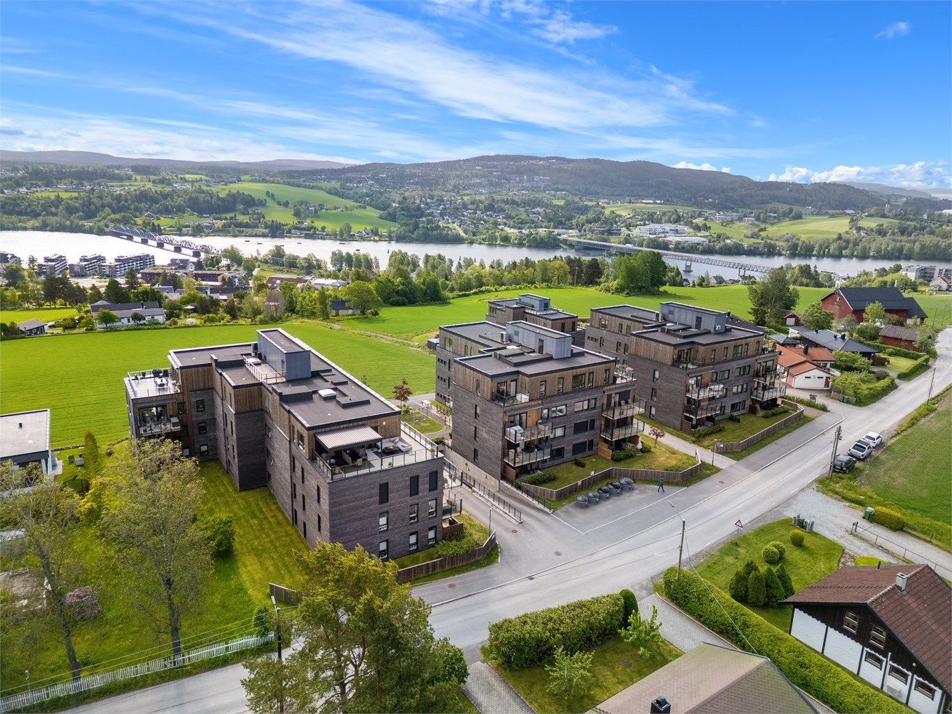 Her er det barnevennlig og rolig, samt tilgang på skoler, barnehager, butikker, kollektivtransport og flotte turområder.