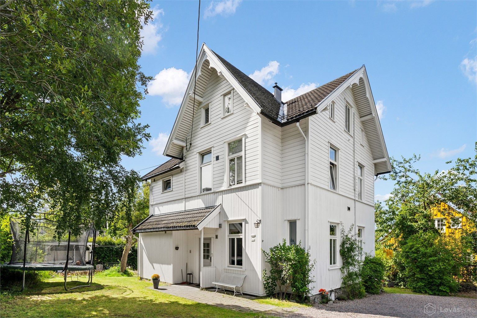 Villa "Sætervold" har en solrik og flott beliggenhet, tilbaketrukket innerst i en liten sjarmerende stikkvei fra Seterveien. Eiendommen har en særdeles barnevennlig beliggenhet i et attraktiv villaområde nær Sæter