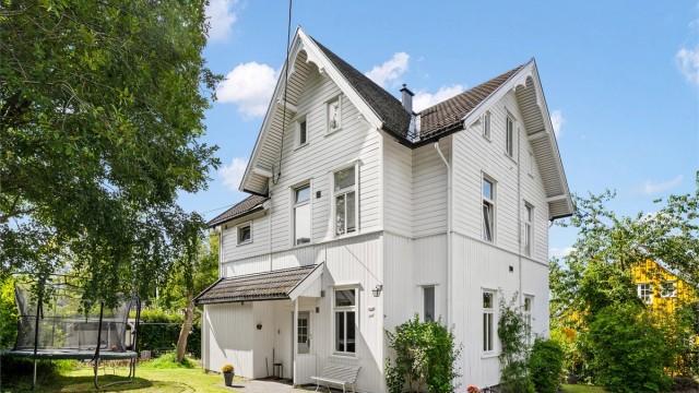 Villa "Sætervold" har en solrik og flott beliggenhet, tilbaketrukket innerst i en liten sjarmerende stikkvei fra Seterveien. Eiendommen har en særdeles barnevennlig beliggenhet i et attraktiv villaområde nær Sæter
