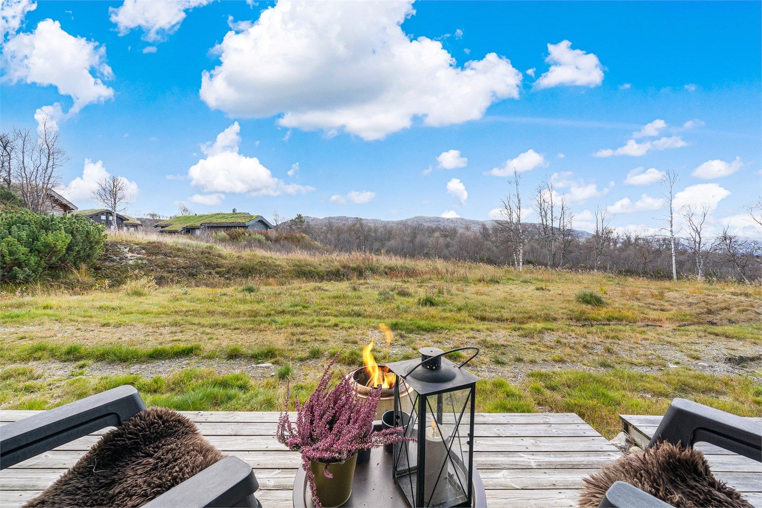 Flott utsikt og gode solforhold. Stor plen for aktiviteter. Utsikt mot Hartevassnutane.