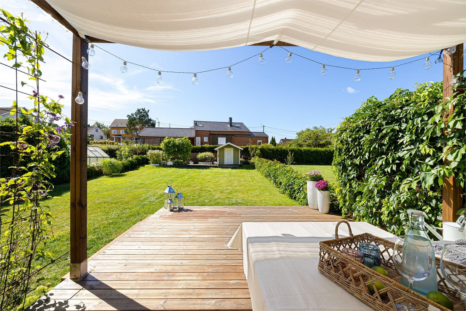 Den avskjermede hagen er et naturlig samlingspunkt for både små og store, med plass til trampoline, lek og late dager i solen.