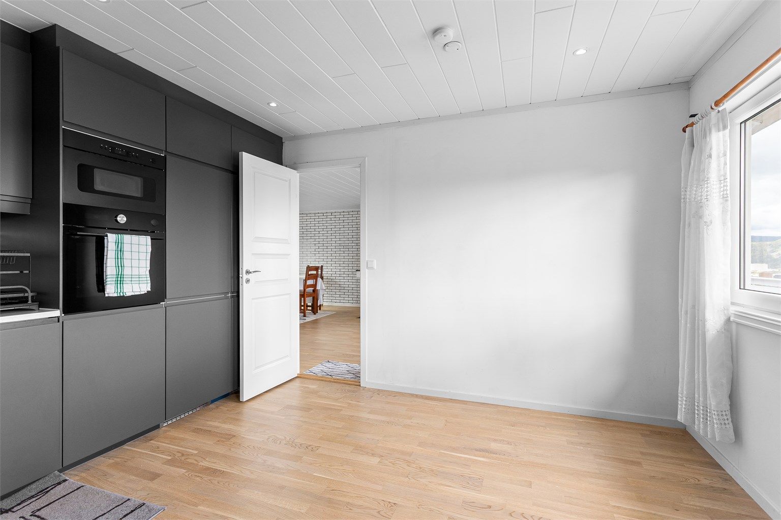 Mulighet for spiseplass ved vinduene.