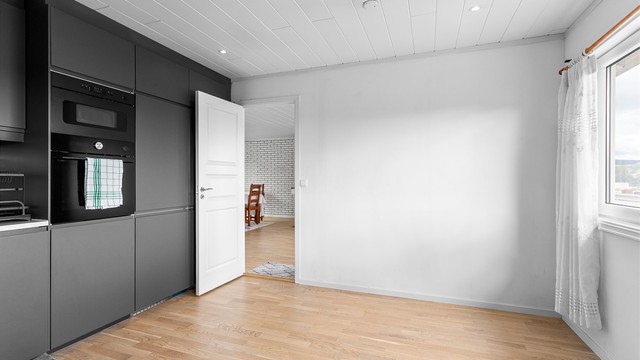 Mulighet for spiseplass ved vinduene.