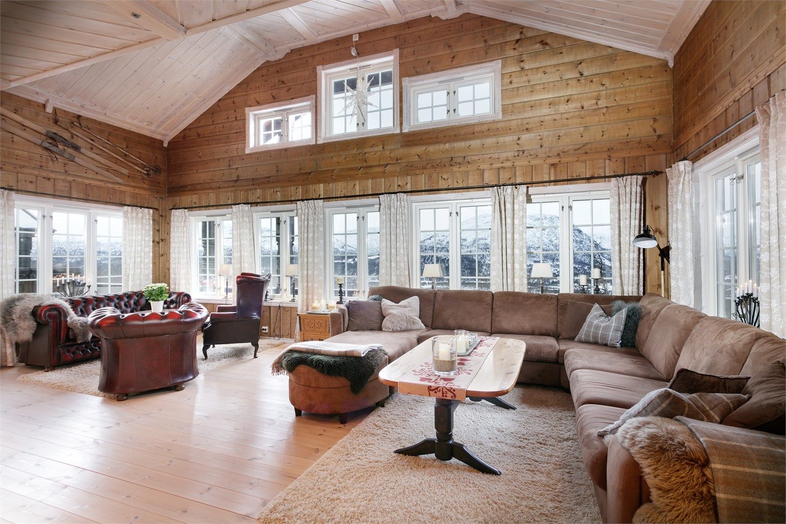 Det er gode lysforhold på stuen og store vindusflater som gir godt med lysinnslipp