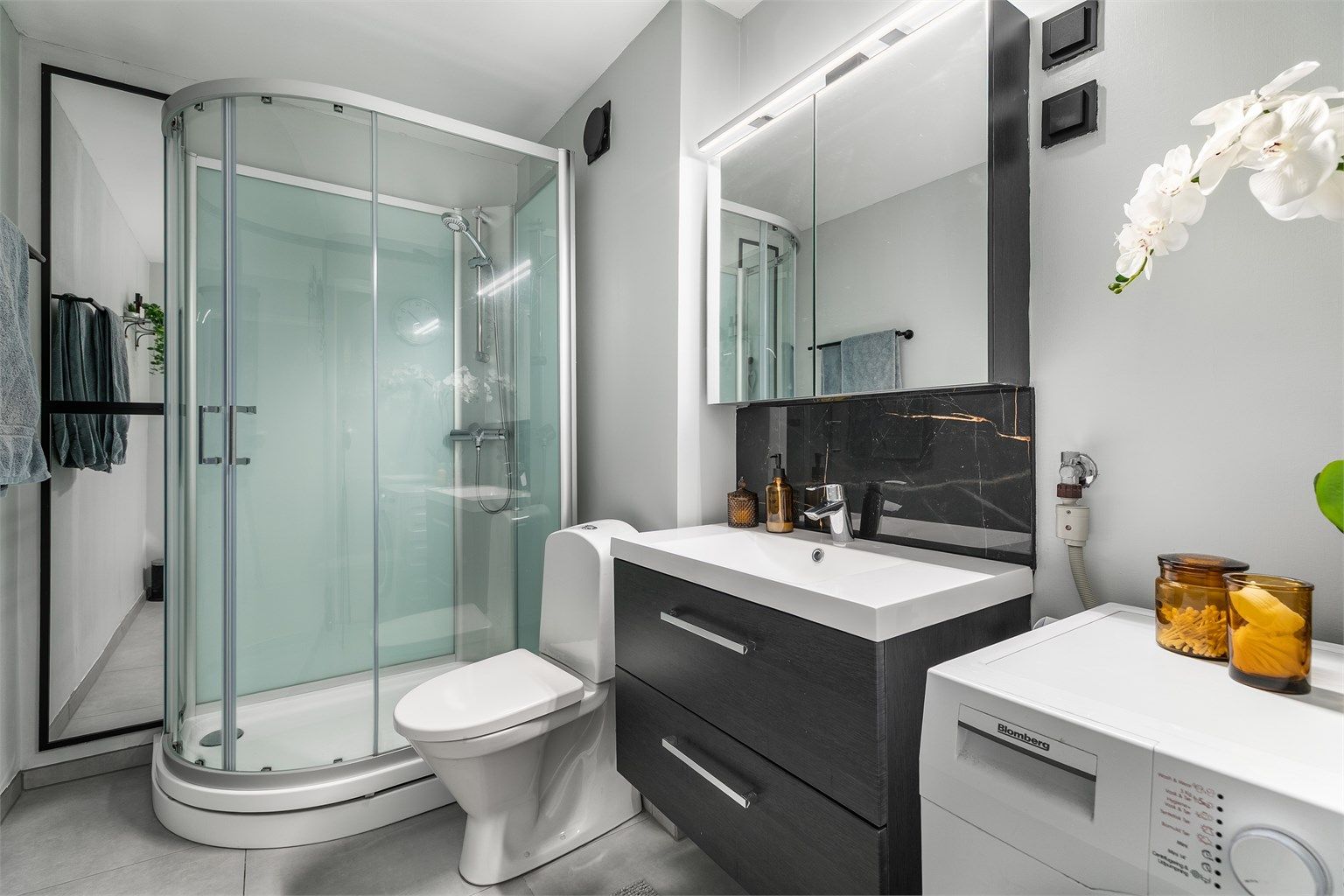 Badet ble modernisert i 2020, blant annet med ny membran på gulvet og nye gulvfliser. I gulvet er det varmekabler fra tidligere. Nytt sanitærutstyr ble også installert.