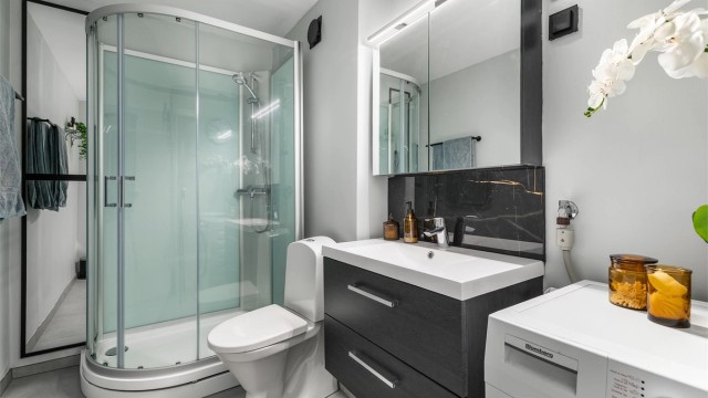 Badet ble modernisert i 2020, blant annet med ny membran på gulvet og nye gulvfliser. I gulvet er det varmekabler fra tidligere. Nytt sanitærutstyr ble også installert.