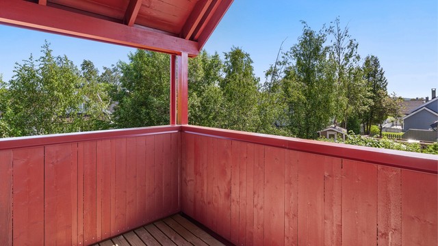 Sydvendt balkong med adkomst fra hovedsoverom, ustyn mot syd og øst.