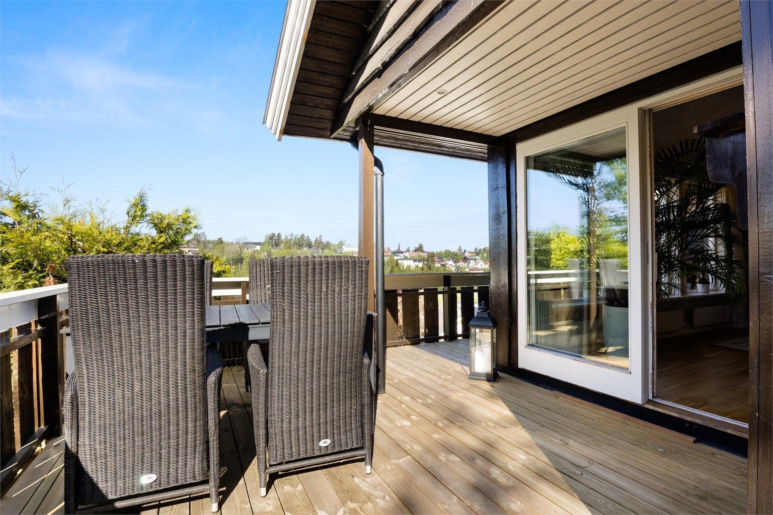 Overbygg med spotter - terrasse ligger høyt og fritt i terrenget med flott utsyn og ingen innsyn!