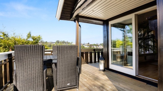 Overbygg med spotter - terrasse ligger høyt og fritt i terrenget med flott utsyn og ingen innsyn!