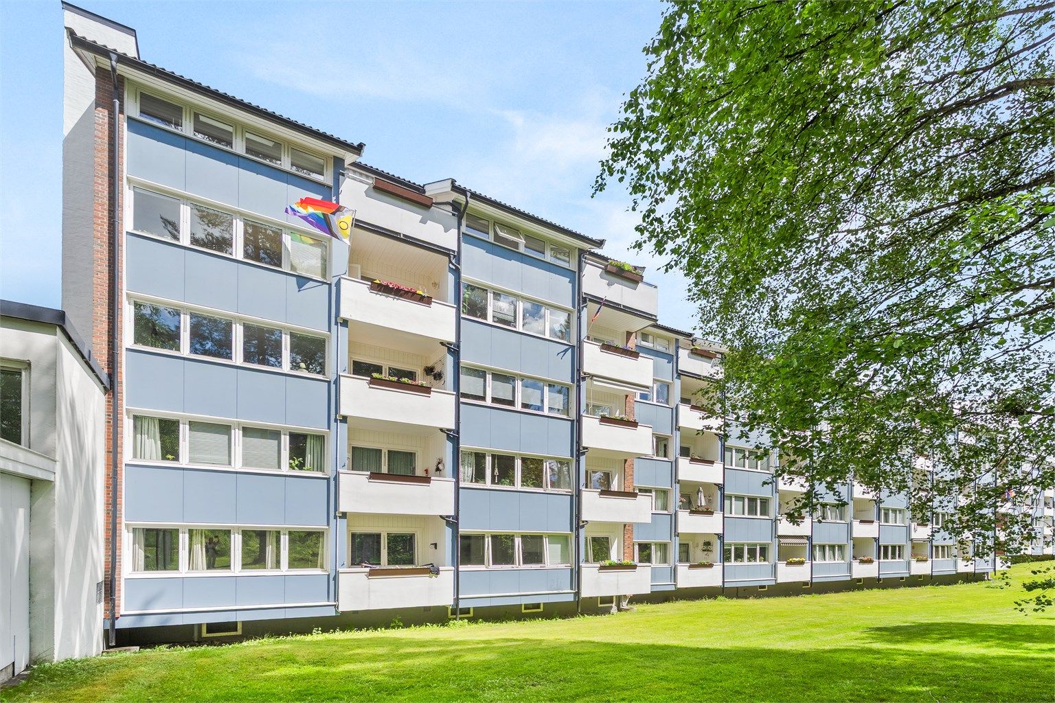 Leiligheten ligger i tredje etasje i en boligblokk oppført i 1956.
