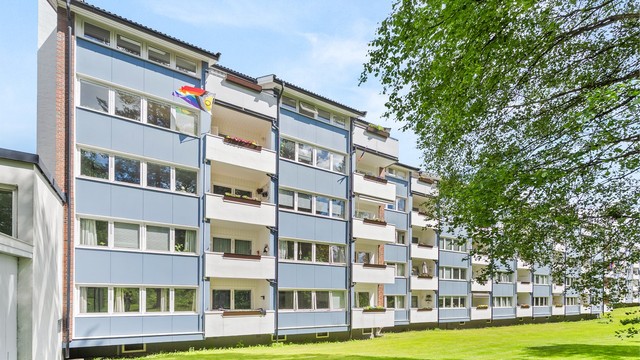 Leiligheten ligger i tredje etasje i en boligblokk oppført i 1956.