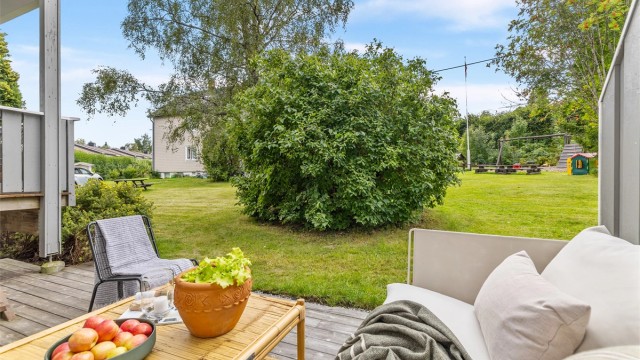 Hagen er i utgangspunktet borettslagets fellesareal - bak trærne kan du skimte en av borettslagets lekeplasser