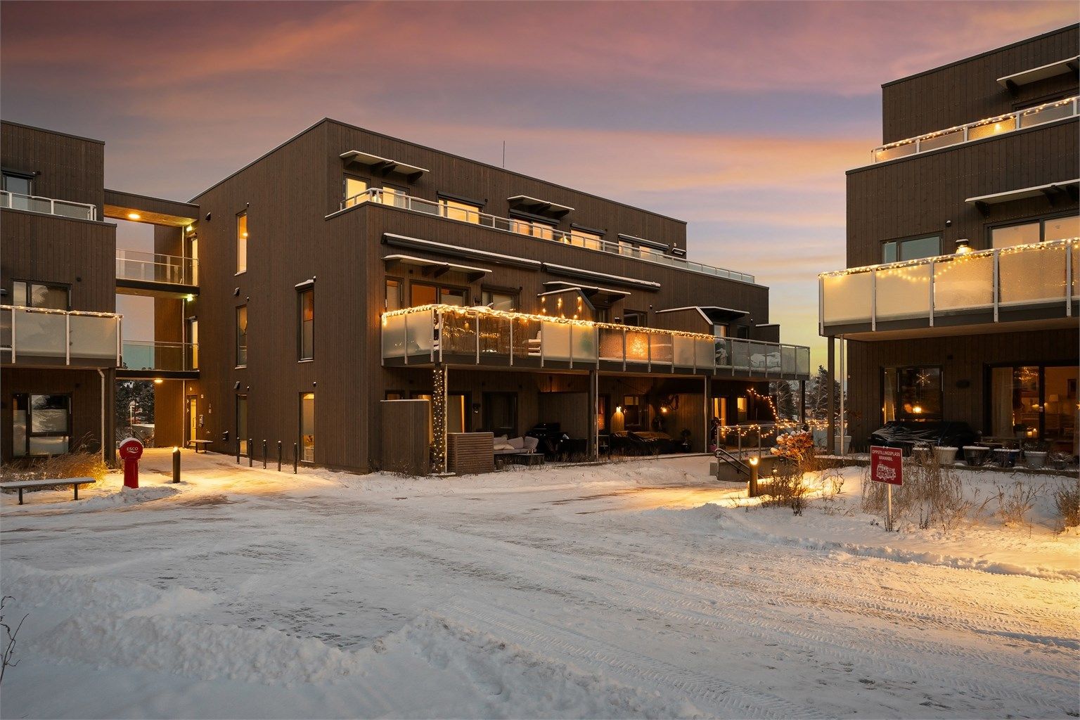 Leiligheten litt i toppetasjen og er på hele 150 kvm med 66 kvm takterrasse. Moderne bygg fra 2024 med løpende garantitid