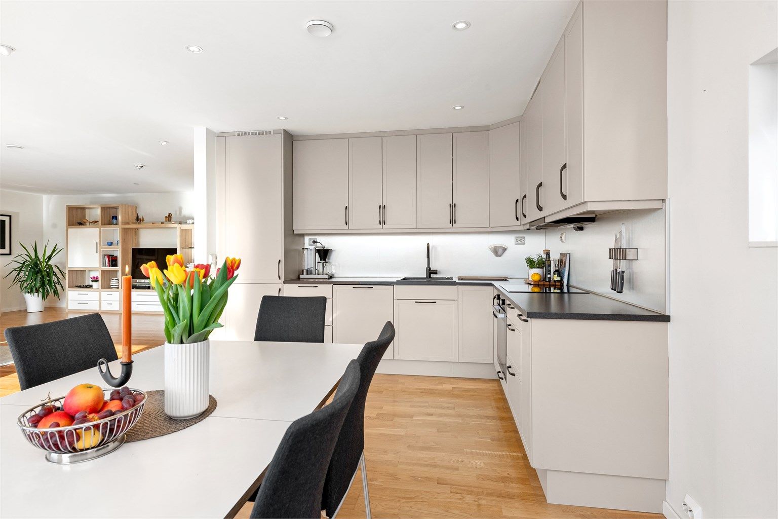 Det er god plass til romslig spisestue i tilknytning til kjøkken