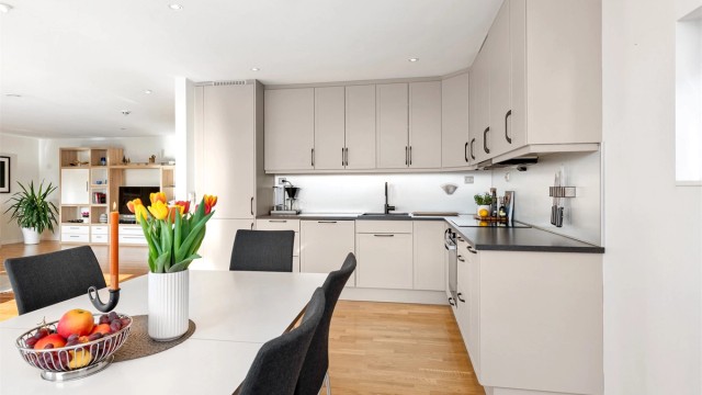 Det er god plass til romslig spisestue i tilknytning til kjøkken