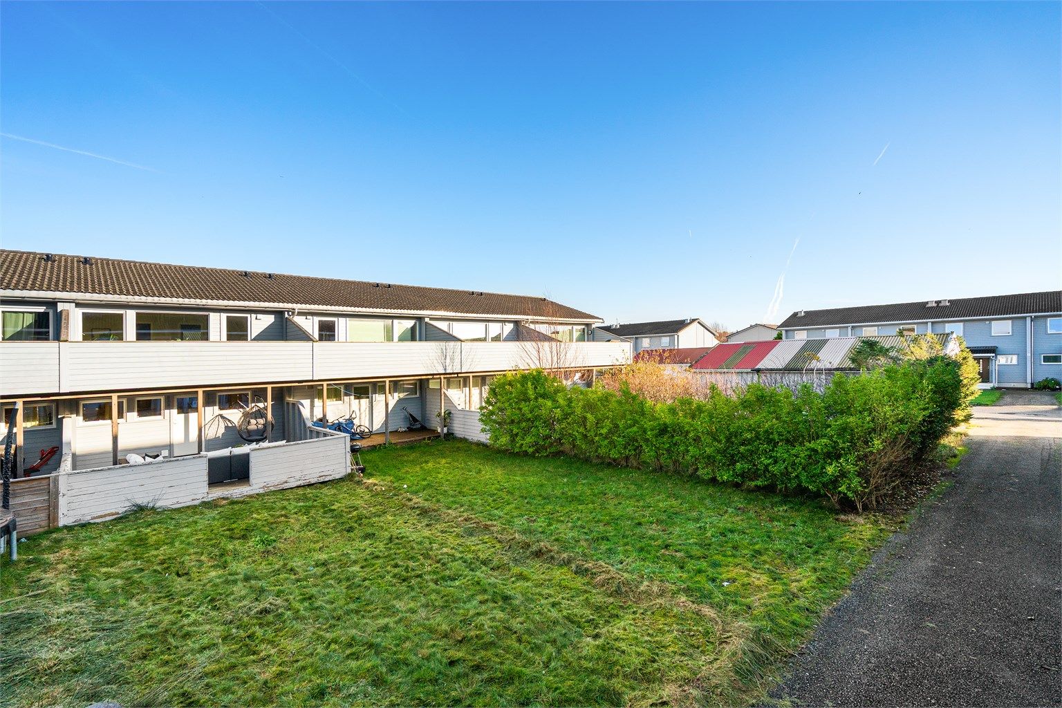 Boligen går over to plan, har blant annet 3 soverom, innvendig bod/kontor, helfliset bad og vaskerom. 