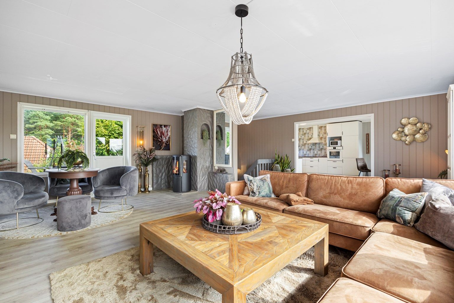 Boligen har en lekker stue med god plass