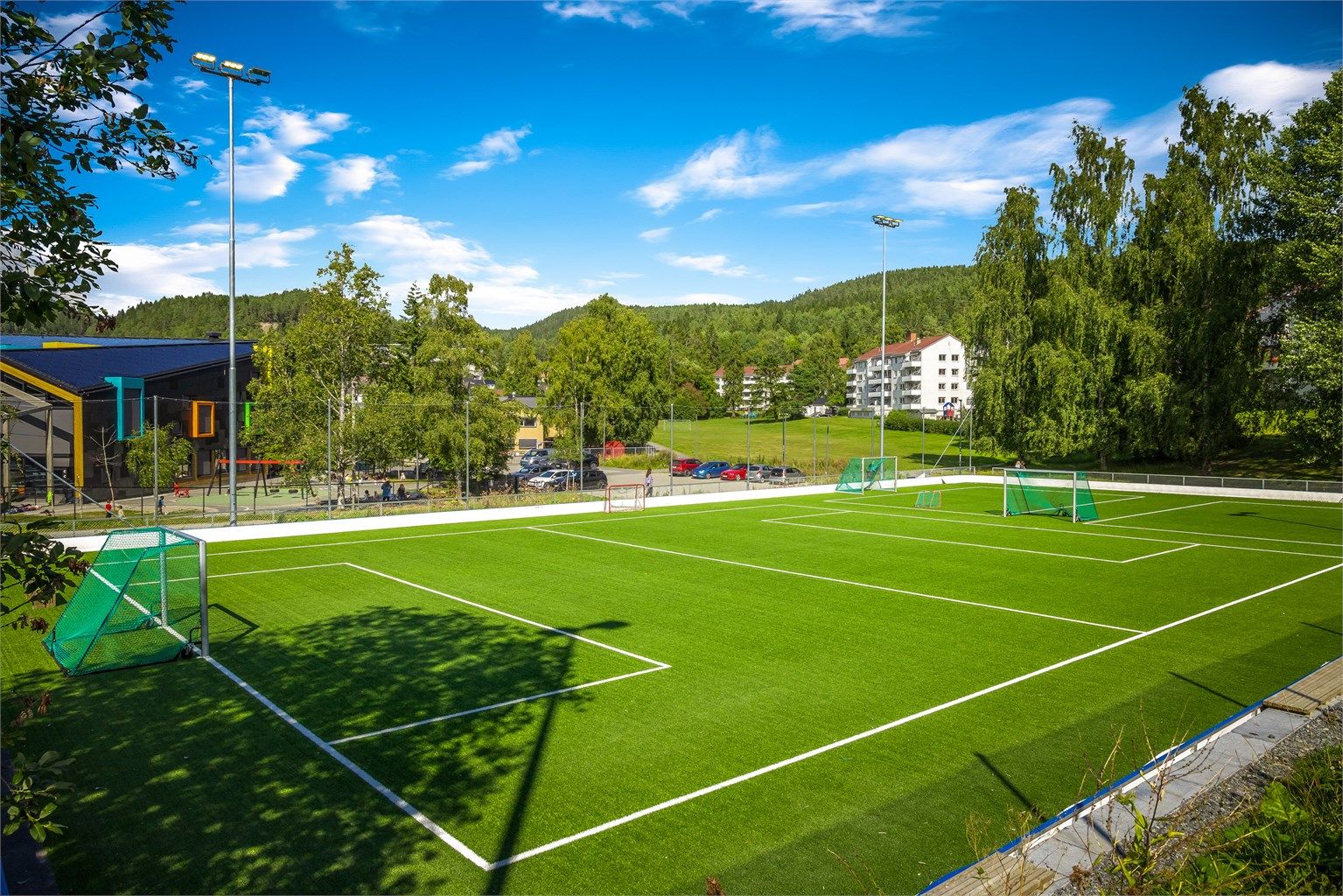 Fra Årvollskogen er det kort vei til fotballbaner, skøytebane og badedam