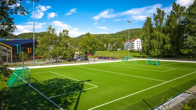 Fra Årvollskogen er det kort vei til fotballbaner, skøytebane og badedam