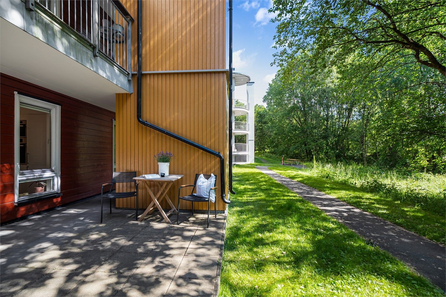 Uteplass ved inngangsparti har plass til sjarmerende sittegruppe hvor man kan nyte morgensol. 