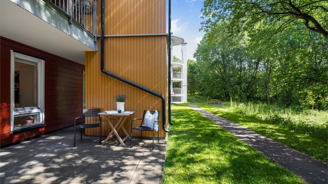 Uteplass ved inngangsparti har plass til sjarmerende sittegruppe hvor man kan nyte morgensol.