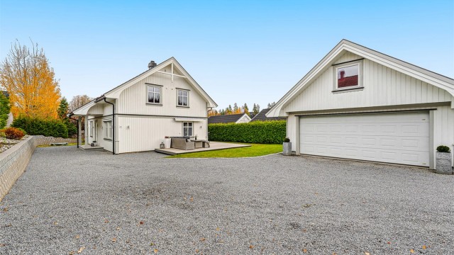 Velkommen til Varderingen 31B! Parkering i dobbeltgarasje og på egen gårdsplass