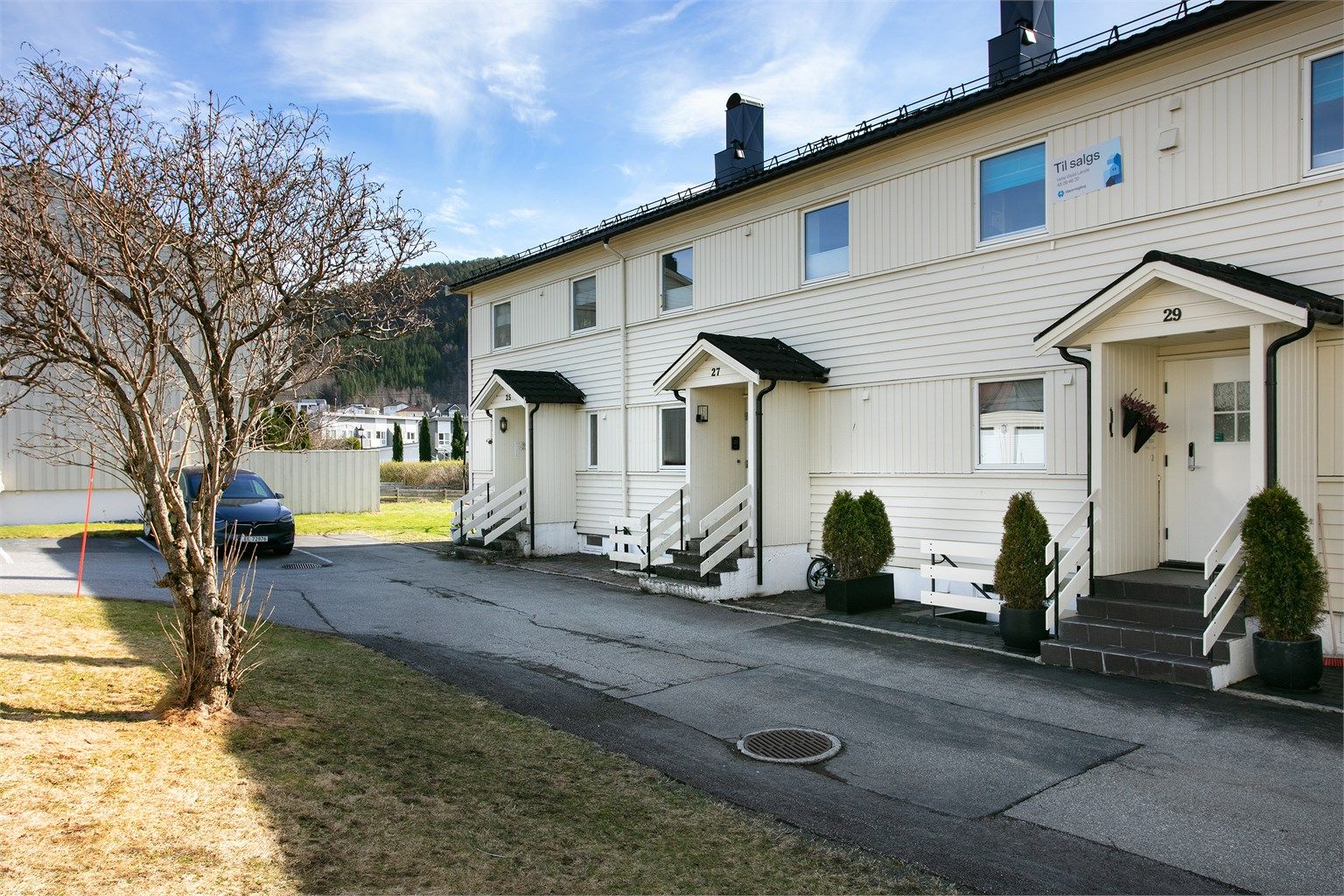 Rekkehuset ligger i et etablert og rolig nabolag.