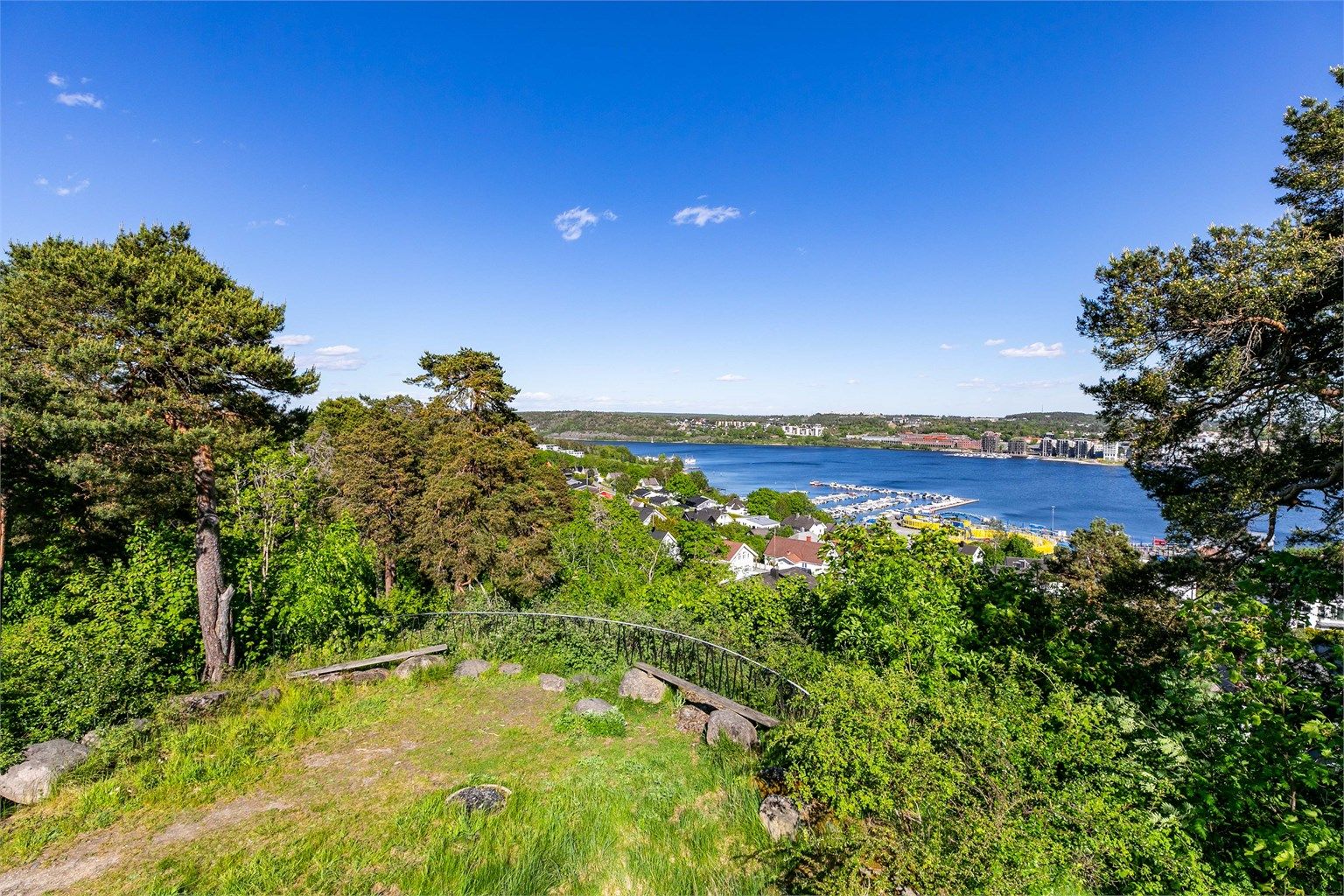 Fra utsiktspunktet rett bortenfor borettslaget kan du se ut over Betongen båthavn til Mosseskogen på motsatt side av sundet.